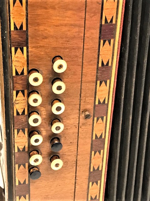 1800 YILLAR AHŞAP MARKUTERİ CALIŞMALI SEDEF VE KEMİK KLAVYELER TUŞLU KÖRÜKLÜ AKORDİYON 