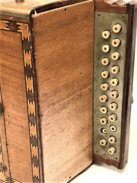 1800 YILLAR AHŞAP MARKUTERİ CALIŞMALI SEDEF VE KEMİK KLAVYELER TUŞLU KÖRÜKLÜ AKORDİYON 