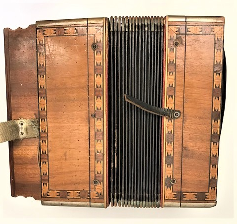 1800 YILLAR AHŞAP MARKUTERİ CALIŞMALI SEDEF VE KEMİK KLAVYELER TUŞLU KÖRÜKLÜ AKORDİYON 