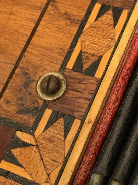 1800 YILLAR AHŞAP MARKUTERİ CALIŞMALI SEDEF VE KEMİK KLAVYELER TUŞLU KÖRÜKLÜ AKORDİYON 