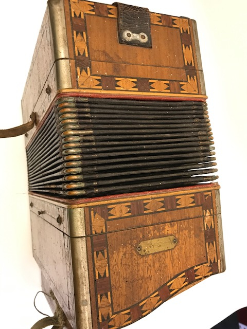 1800 YILLAR AHŞAP MARKUTERİ CALIŞMALI SEDEF VE KEMİK KLAVYELER TUŞLU KÖRÜKLÜ AKORDİYON 