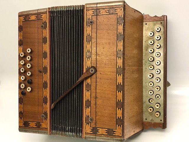 1800 YILLAR AHŞAP MARKUTERİ CALIŞMALI SEDEF VE KEMİK KLAVYELER TUŞLU KÖRÜKLÜ AKORDİYON 
