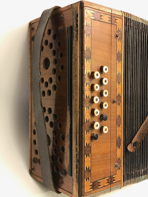 1800 YILLAR AHŞAP MARKUTERİ CALIŞMALI SEDEF VE KEMİK KLAVYELER TUŞLU KÖRÜKLÜ AKORDİYON 