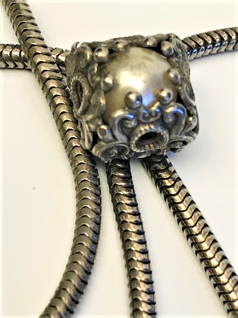 EL İŞCİLİKLİ SAKLI İNCİLİ VE 2 YARIM SARKIK İNCİLİ KOLYE SPİRAL ZİNCİRLİ ÖZEL TASARIM KOLYE