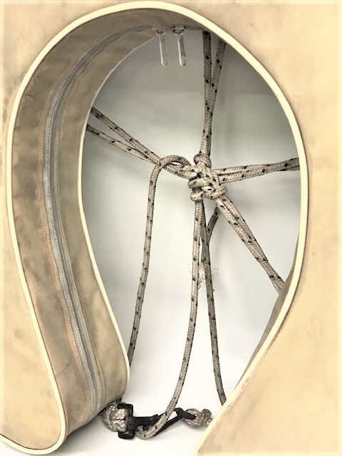 1960 YELKENLİ FARKLI TASARIM YAT TEKNE CAN KURTARMA SİMİDİ ÜZERİNDE BULUNAN S  İNSİYALLİ YELKENLİ OLAN 