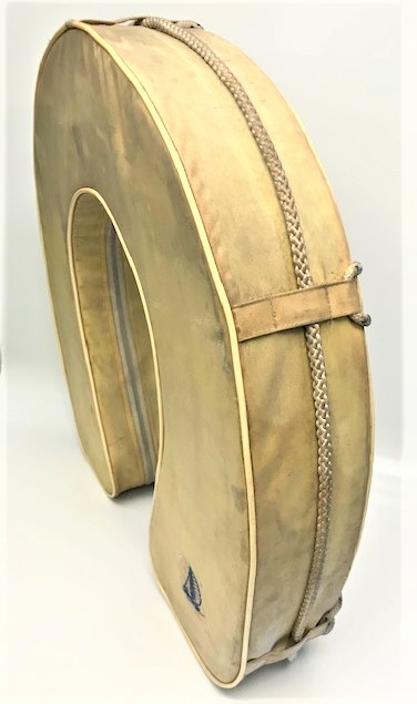 1960 YELKENLİ FARKLI TASARIM YAT TEKNE CAN KURTARMA SİMİDİ ÜZERİNDE BULUNAN S  İNSİYALLİ YELKENLİ OLAN 