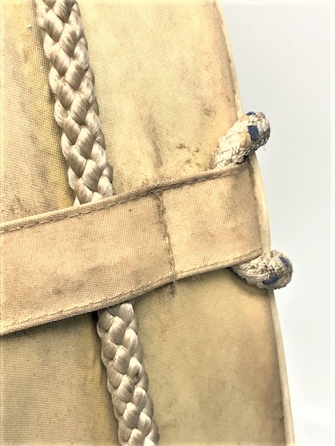 1960 YELKENLİ FARKLI TASARIM YAT TEKNE CAN KURTARMA SİMİDİ ÜZERİNDE BULUNAN S  İNSİYALLİ YELKENLİ OLAN 