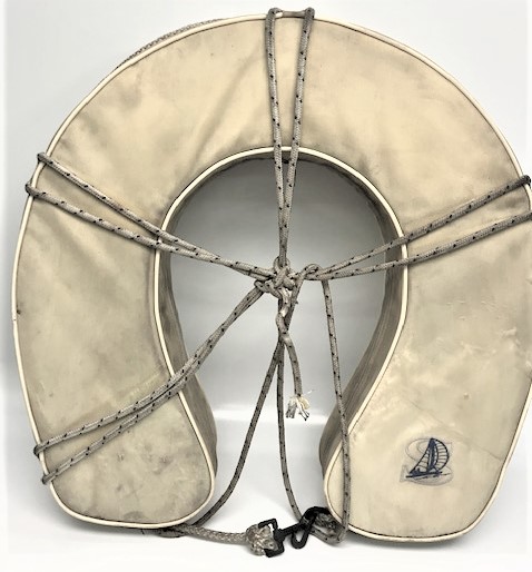 1960 YELKENLİ FARKLI TASARIM YAT TEKNE CAN KURTARMA SİMİDİ ÜZERİNDE BULUNAN S  İNSİYALLİ YELKENLİ OLAN 