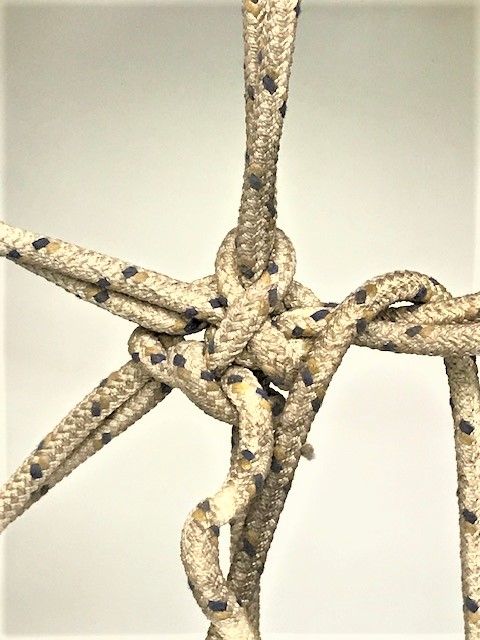 1960 YELKENLİ FARKLI TASARIM YAT TEKNE CAN KURTARMA SİMİDİ ÜZERİNDE BULUNAN S  İNSİYALLİ YELKENLİ OLAN 