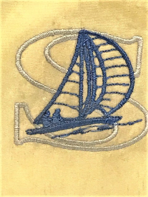 1960 YELKENLİ FARKLI TASARIM YAT TEKNE CAN KURTARMA SİMİDİ ÜZERİNDE BULUNAN S  İNSİYALLİ YELKENLİ OLAN 