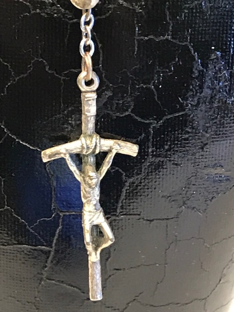 SEDEF BONCUKLU HAC VE ÜZERİNDE CARMAGA GERİLMİS İSA VE BİRLEŞME YERİNDE MERYEM ANA TAVSİRLİ KOLYE