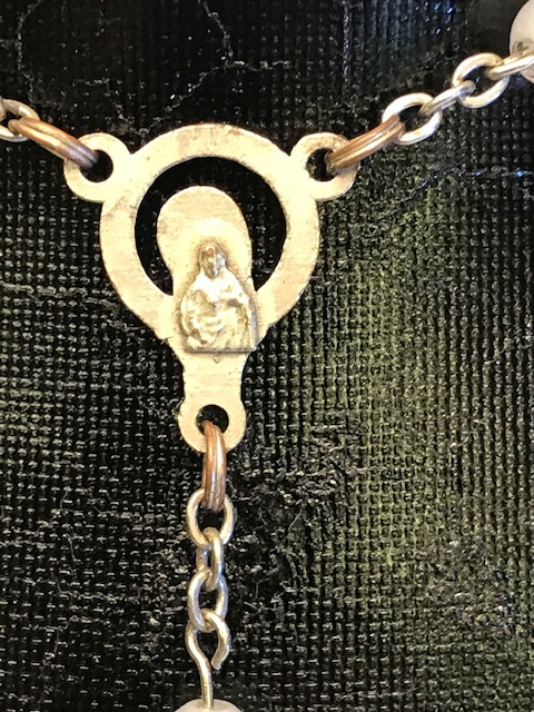 SEDEF BONCUKLU HAC VE ÜZERİNDE CARMAGA GERİLMİS İSA VE BİRLEŞME YERİNDE MERYEM ANA TAVSİRLİ KOLYE