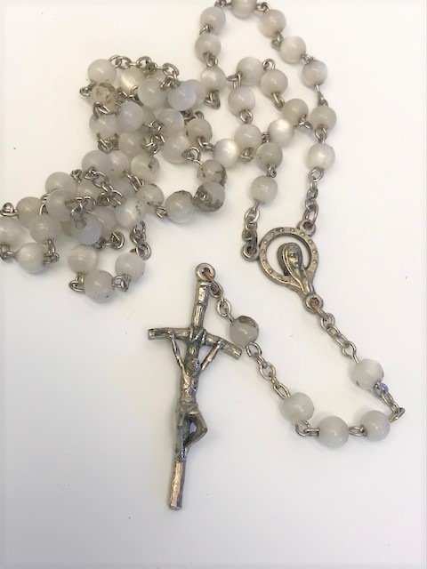 SEDEF BONCUKLU HAC VE ÜZERİNDE CARMAGA GERİLMİS İSA VE BİRLEŞME YERİNDE MERYEM ANA TAVSİRLİ KOLYE