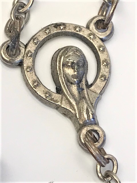 SEDEF BONCUKLU HAC VE ÜZERİNDE CARMAGA GERİLMİS İSA VE BİRLEŞME YERİNDE MERYEM ANA TAVSİRLİ KOLYE