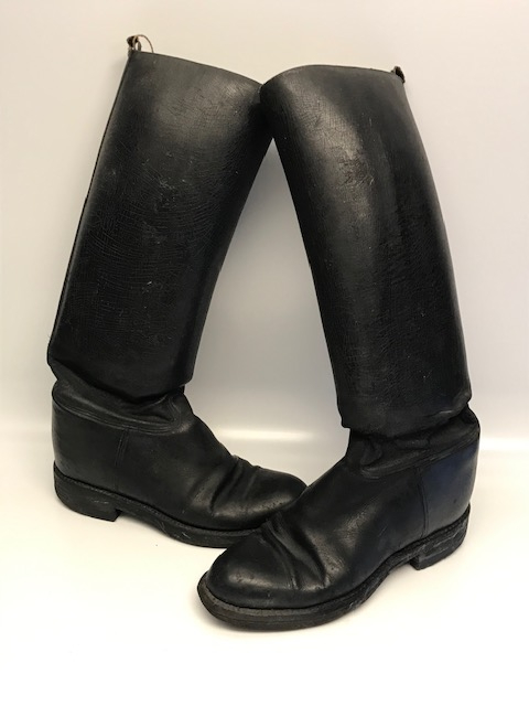 2. DUNYA SAVAŞINDA GİYİLMİŞ YASANMISLIGI OLAN  SUBAY CİZMESİ KÖSELE BOGAZLI  EL DİKİŞ 