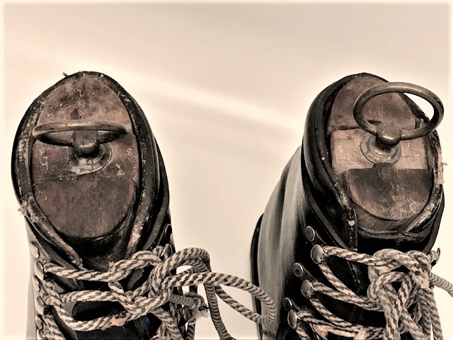 1950 İÇERİSİ 3 PARCA GECMELİ KİLİTLİ TAHTA KALIPLI SUKLEİN SELLA KÖSELE KAR AYAKKABISI