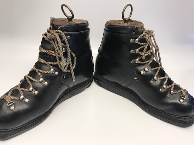 1950 İÇERİSİ 3 PARCA GECMELİ KİLİTLİ TAHTA KALIPLI SUKLEİN SELLA KÖSELE KAR AYAKKABISI