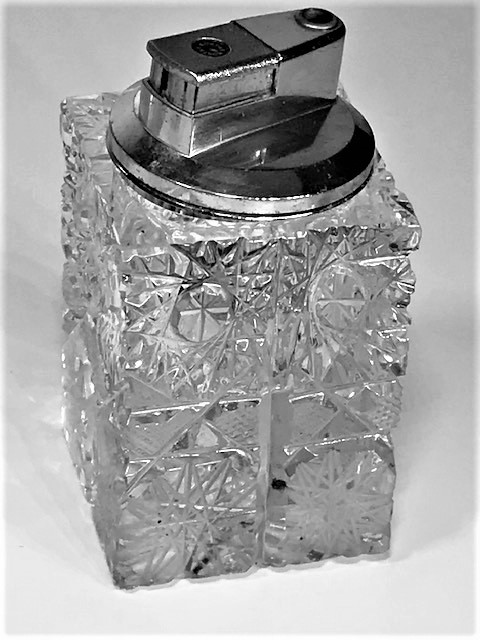 1970 EL KESME ÜZERLERİ KÖMPLE İŞLEME KRISTAL SEHBA MASA ÜZERİ KAPAKLI SIGARALIK CAKMAK İKİLİ KÜLLÜK  TAM TAKIM DÖRT PARCA