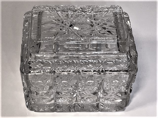 1970 EL KESME ÜZERLERİ KÖMPLE İŞLEME KRISTAL SEHBA MASA ÜZERİ KAPAKLI SIGARALIK CAKMAK İKİLİ KÜLLÜK  TAM TAKIM DÖRT PARCA