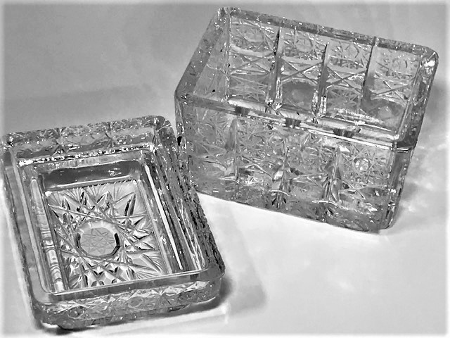 1970 EL KESME ÜZERLERİ KÖMPLE İŞLEME KRISTAL SEHBA MASA ÜZERİ KAPAKLI SIGARALIK CAKMAK İKİLİ KÜLLÜK  TAM TAKIM DÖRT PARCA