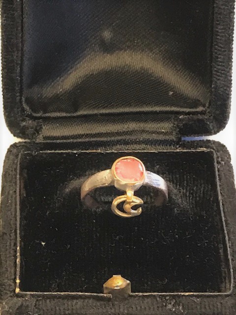 OSMANLI TEK TAŞ AKİK KENARINDA SALLANAN HİLAL EL YAPIM YÜZÜK