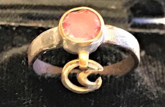 OSMANLI TEK TAŞ AKİK KENARINDA SALLANAN HİLAL EL YAPIM YÜZÜK