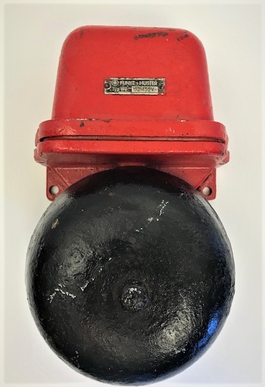 İNGİLİZ ÜRETİMİ GEMİDE KAPTAN İLE MURETTABAT ARASINDA  GÜVERTE MAKİNA DAİRESİ İSKELE SANCAK İLERİ GERİ MANEVRA İŞARET KAMPANAS ZİL