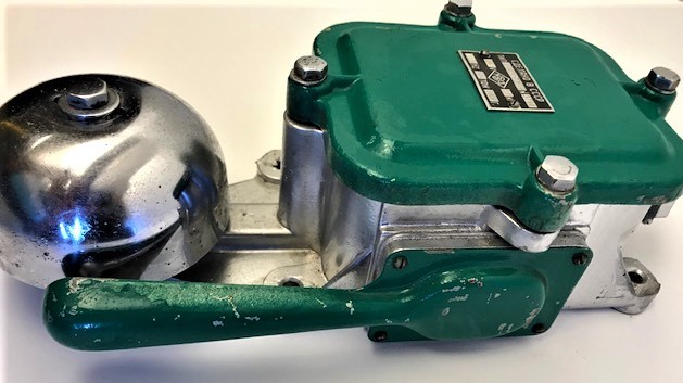 GEMİLERDE KAPTAN İLE MURETTABATIN  HABERLEŞMESİNDE KULLANILAN BUYUKCE COK SES CIKARTAN İŞARET ZİK KAMPANA