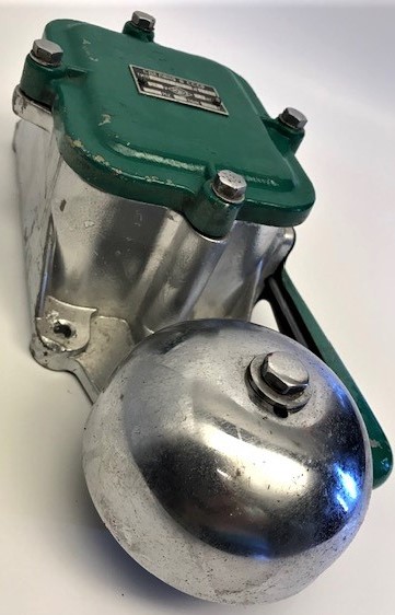 GEMİLERDE KAPTAN İLE MURETTABATIN  HABERLEŞMESİNDE KULLANILAN BUYUKCE COK SES CIKARTAN İŞARET ZİK KAMPANA