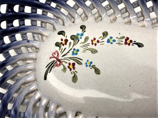 EL YAPIM SEVİNC SANATCI İMZALI SERAMİK HASIR FORMDA İKRAMLIK İÇERSİNDE EL CİZİM BİR CİCEK BUKETİ