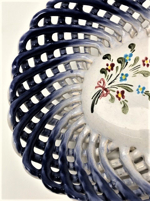 EL YAPIM SEVİNC SANATCI İMZALI SERAMİK HASIR FORMDA İKRAMLIK İÇERSİNDE EL CİZİM BİR CİCEK BUKETİ