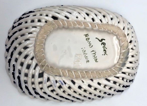 EL YAPIM SEVİNC SANATCI İMZALI SERAMİK HASIR FORMDA İKRAMLIK İÇERSİNDE EL CİZİM BİR CİCEK BUKETİ