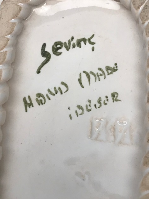 EL YAPIM SEVİNC SANATCI İMZALI SERAMİK HASIR FORMDA İKRAMLIK İÇERSİNDE EL CİZİM BİR CİCEK BUKETİ