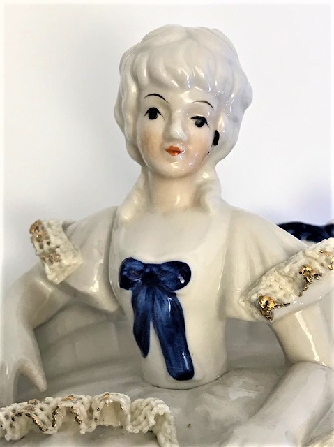 PORSELEN  JOSEPHİNEDE OTURAN  SAPKALI PRENSES  1970