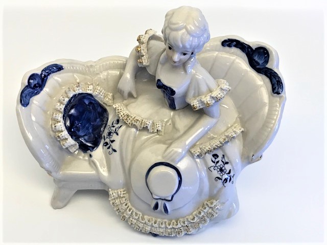 PORSELEN  JOSEPHİNEDE OTURAN  SAPKALI PRENSES  1970