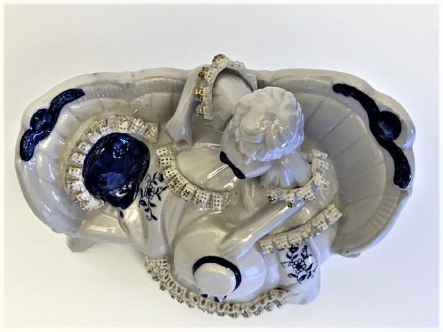 PORSELEN  JOSEPHİNEDE OTURAN  SAPKALI PRENSES  1970