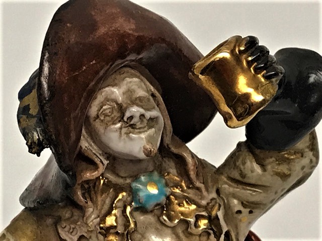 FRANSANIN ÜC SİLAHŞÖRLERDEN BİRİ OLAN DARDATYAN FÜGÜRÜ EL BOYAMA PORSELEN BİBLO