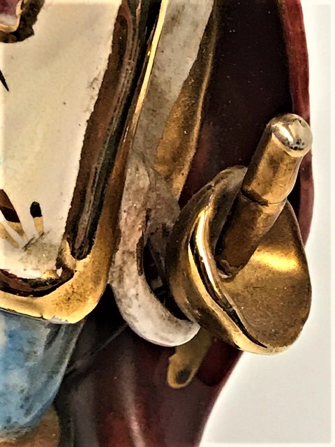 FRANSANIN ÜC SİLAHŞÖRLERDEN BİRİ OLAN DARDATYAN FÜGÜRÜ EL BOYAMA PORSELEN BİBLO