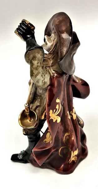 FRANSANIN ÜC SİLAHŞÖRLERDEN BİRİ OLAN DARDATYAN FÜGÜRÜ EL BOYAMA PORSELEN BİBLO