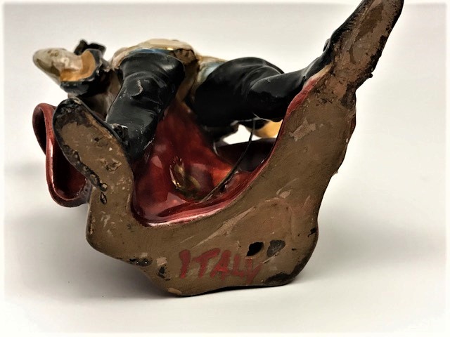 FRANSANIN ÜC SİLAHŞÖRLERDEN BİRİ OLAN DARDATYAN FÜGÜRÜ EL BOYAMA PORSELEN BİBLO