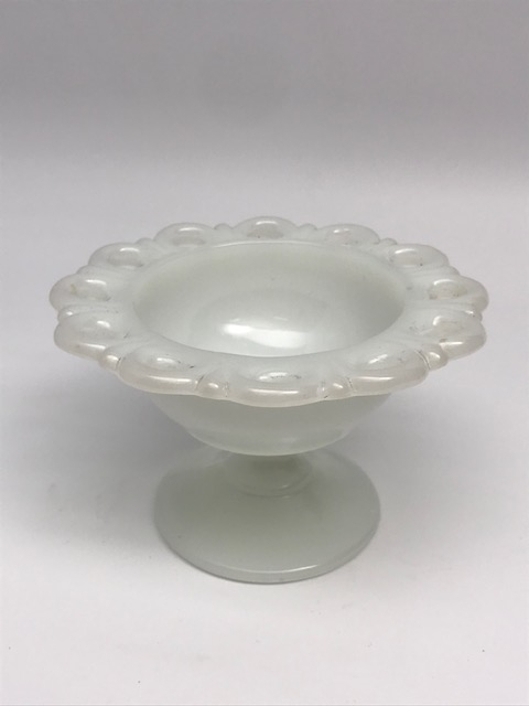 BEYAZ TAŞ OPALİN AYAKLI KENARLAR AJURLU ŞEKERLİK