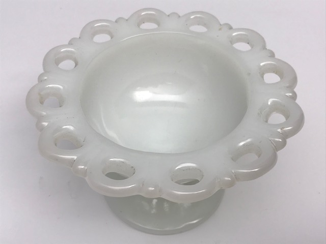 BEYAZ TAŞ OPALİN AYAKLI KENARLAR AJURLU ŞEKERLİK