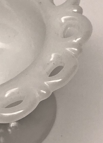 BEYAZ TAŞ OPALİN AYAKLI KENARLAR AJURLU ŞEKERLİK