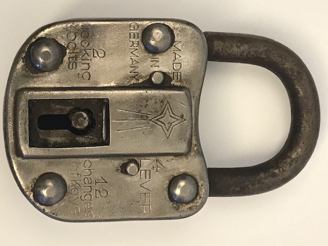 ALMAN MALI FONKSİYONLU PERCİNLİ  ASMA KİLİT ANAHTAR YERİ KEPENKLİ