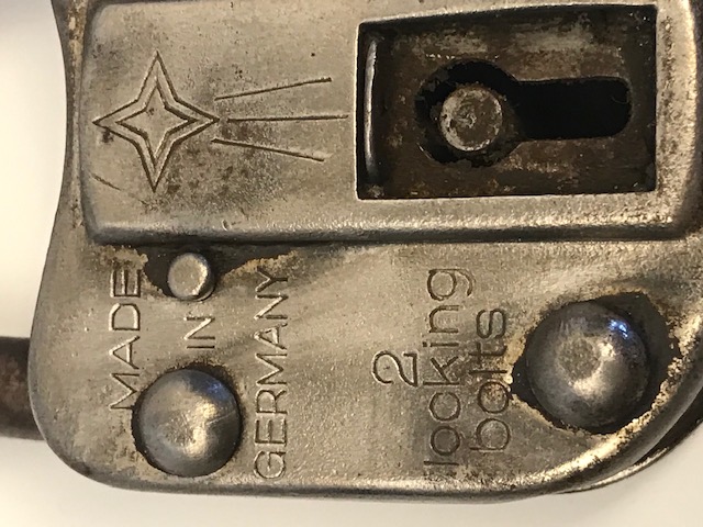 ALMAN MALI FONKSİYONLU PERCİNLİ  ASMA KİLİT ANAHTAR YERİ KEPENKLİ