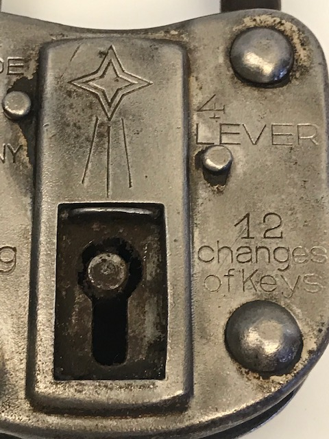 ALMAN MALI FONKSİYONLU PERCİNLİ  ASMA KİLİT ANAHTAR YERİ KEPENKLİ