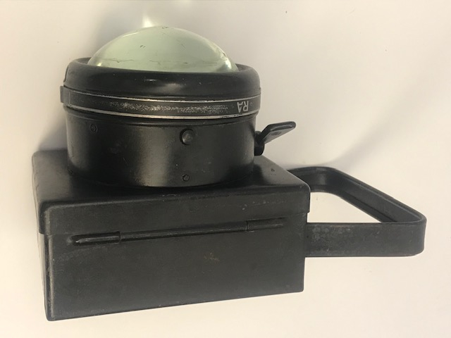 1940 MODEL EISEMANN BOSCH LAMP CAM BÜYÜK MERCEKLİ METAL TAŞINABİLİR PİLLİ FENER