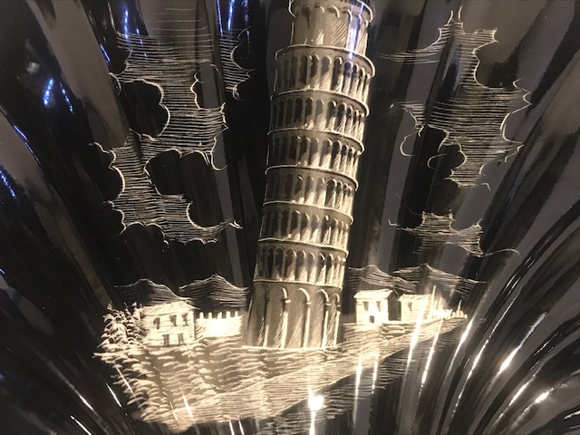 İSTİRİDYE ŞEKLİNDE MASA ÜZERİ VEYA DUVARA ASILABİLEN PORSELEN PİZA KULESİ EL YAPIM CİZİM