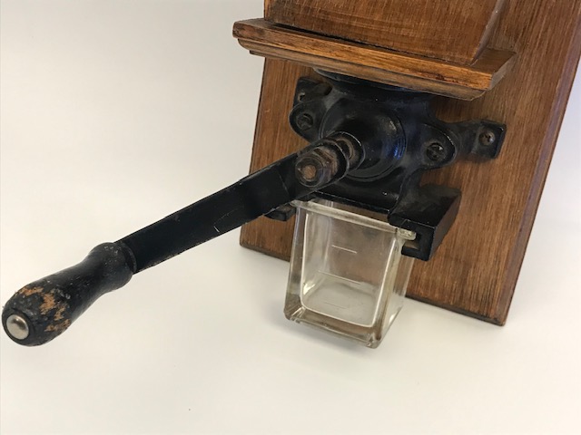 KAHVE DEGİRMENİ MEKANİK AHŞAP KASALI METAL EL İLE CEVİRMELİ DEGİRMEN 