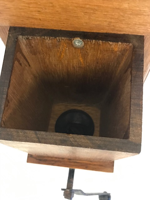 KAHVE DEGİRMENİ MEKANİK AHŞAP KASALI METAL EL İLE CEVİRMELİ DEGİRMEN 